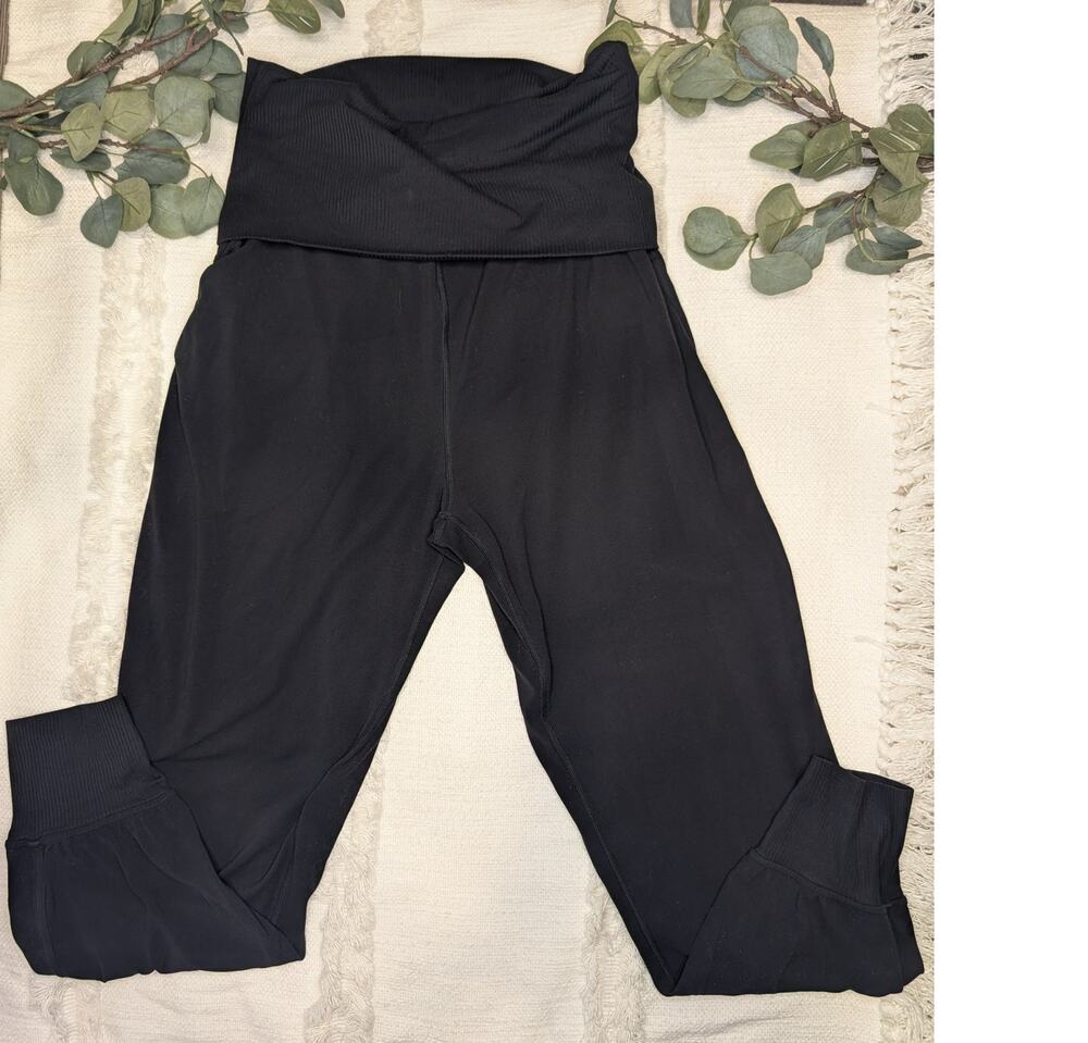 Lululemon Align Super-High-Rise Ribbed-Waist Jogger in Black